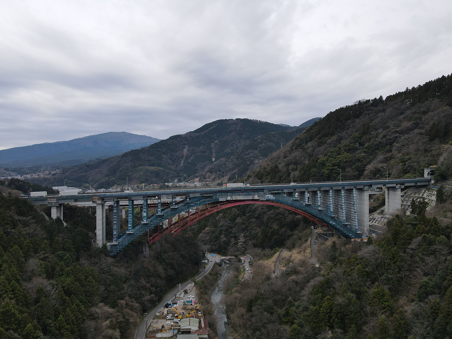 NEXCO中日本　東名皆瀬川橋　制震・免震技術をふんだんに利用した耐震補強