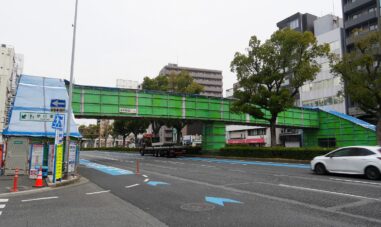 国土交通省名古屋国道　1日交通量約5万台の国道19号道路上、大須歩道橋を塗替え