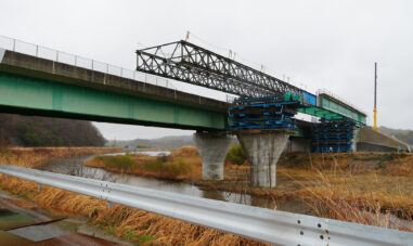 NEXCO東日本 常磐自動車道（浪江IC～南相馬IC間）4車線化事業 請戸川橋（鋼上部工）送出し架設工事が完了
