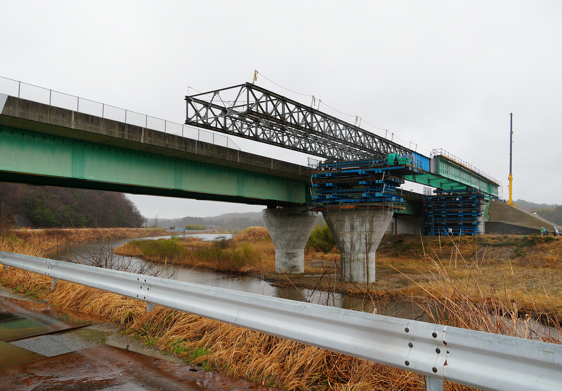 NEXCO東日本 常磐自動車道（浪江IC～南相馬IC間）4車線化事業 請戸川橋（鋼上部工）送出し架設工事が完了