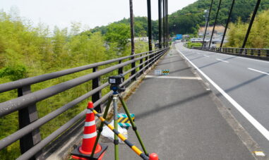 CORE技術研究所　斜め・直交格子を使用した斜め格子をマーカーに用いたサンプリングモアレ法による橋桁のたわみ測定を試験施工