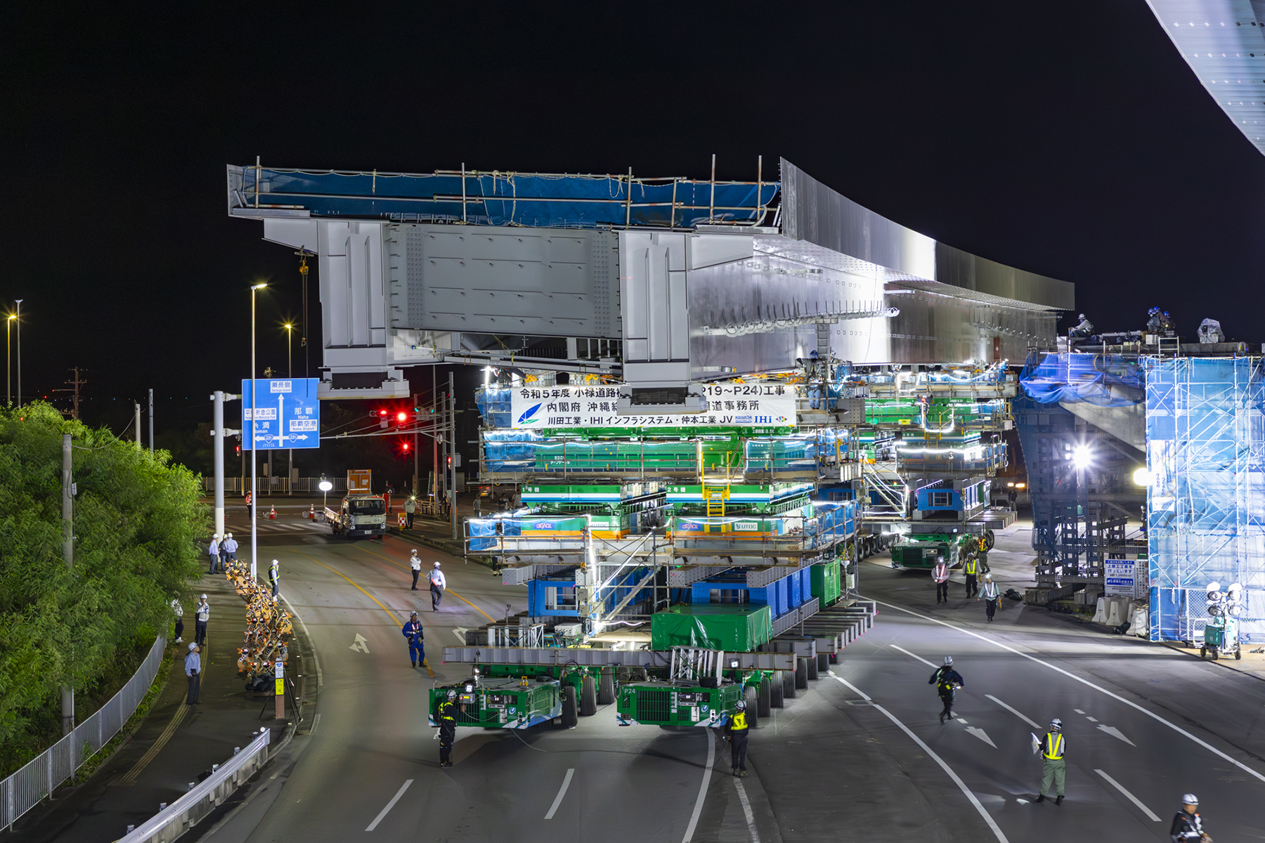 南部国道事務所　小禄道路の上下線P19～P24間の上部工架設工事が最盛期