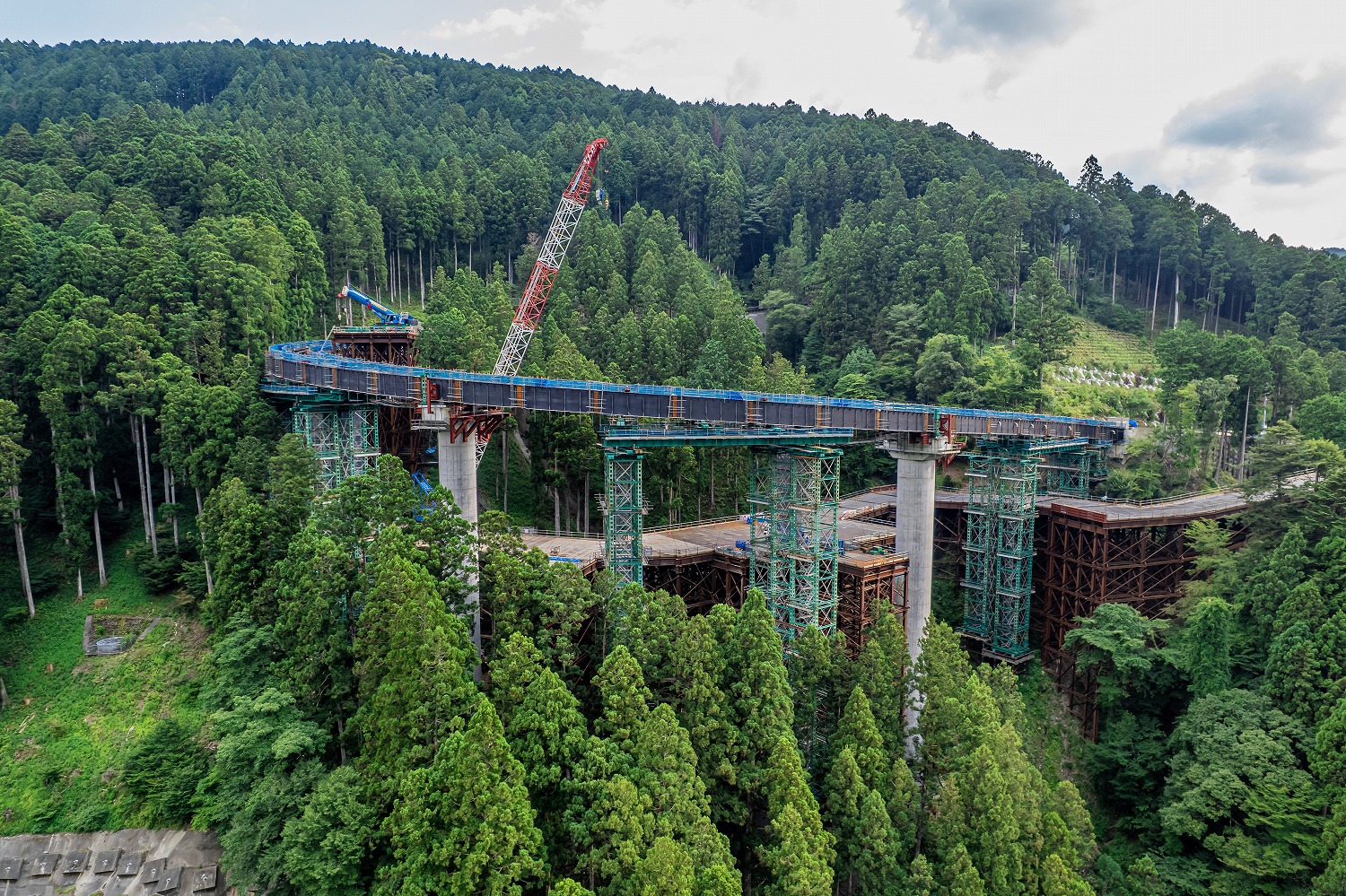 静岡県 日掛大橋　最小曲線半径が60m、最大縦断勾配7.5%の桁を架設