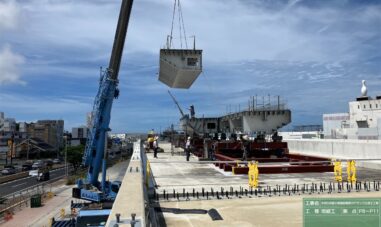 南部国道事務所 PC橋上部で地組して桁移動する小禄道路OFFランプ橋の鋼上部工工事