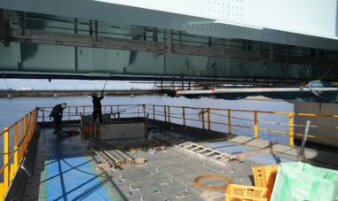 横河ブリッジ　吊足場の解体作業をスムーズかつ安全に行うことができる片持ち式移動安全作業床を開発