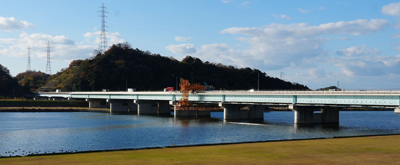 横河ブリッジ　吊足場の解体作業をスムーズかつ安全に行うことができる片持ち式移動安全作業床を開発