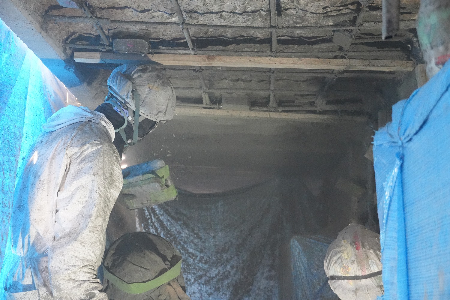 呉市　RC桟橋形式の張出歩道部の塩害を乾式吹付材や犠牲陽極などを駆使して補修