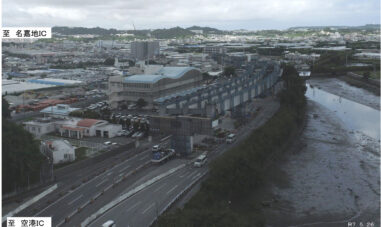 南部国道事務所 小禄道路の上下線P19~P24間の上部工架設工事が最盛期